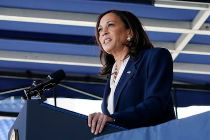 La vicepresidenta de Estados Unidos, Kamala Harris, en un discurso a los graduados de la Academia Naval en Annapolis.