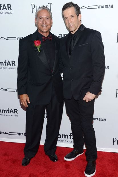 Kenneth Cole, presidente de amfAR, con el deportista Greg Louganis.