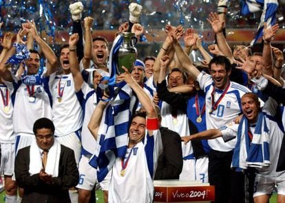 Los jugadores griegos celebran la victoria, con Eusebio a la izquierda
