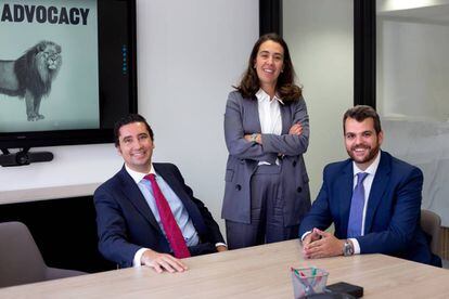 En la foto, de izquierda a derecha: Eduardo Frutos, socio de Mercantil, Davinia Sánchez, socia y presidenta y José María Betancor, socio de Procesal.