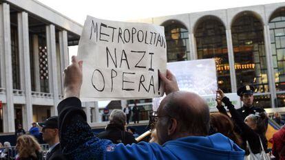 Manifestantes, el lunes por la noche, en la puerta de la Metropolitan Opera House neoyorquina, protestando contra la representaci&oacute;n de la &oacute;pera &#039;La muerte de Klinghoffer&#039;