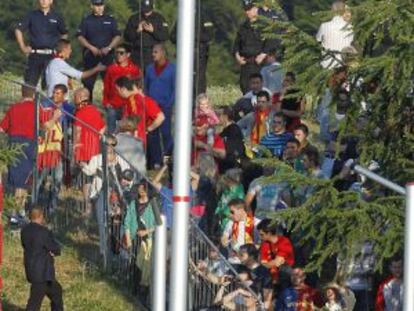 Aficionados intentan entrar en el entrenamiento.