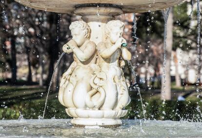 En la fuente de la plaza del Mármol, solo un querubín escupe agua.