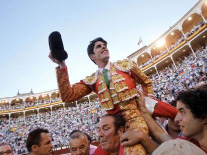 El diestro Alejandro Talavante sale a hombros de la Plaza de las Ventas el pasado junio.