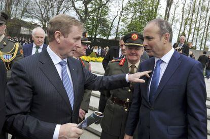 El primer ministro irlandés, Enda Kenny, con el líder del Fianna Fail, Micheal Martin, el 24 de abril en una conmemoración en Dublín.
