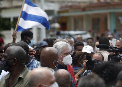 El presidente cubano, Miguel Díaz Canel, rodeado de manifestantes pro-Gobierno en las calles de Santiago de los Baños (Cuba), luego de las protestas en su contra, en julio del 2021.