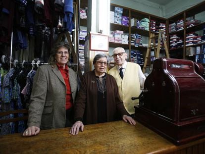 Susana González, actual gerente de Almacenes Gonar, junto a sus padres Rosa y Roberto, en el interior del comercio.