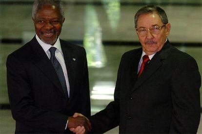 El presidente en funciones de Cuba, Raúl Castro, junto al secretario general de la ONU, Kofi Annan, durante la inauguración de la Cumbre en La Habana