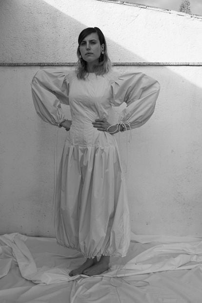 La ganadora de un Goya por Techo y Comida, lleva maquillaje natural de César Fernández y estilismo de David Herráez. En la imagen, con vestido de Loewe.