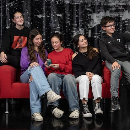 DVD 1191 13/12/23 Barcelona. De izquierda a derecha Alexia Castro, Aitana De Haro, Ines Herrera, Lola Moral y Jordi Amat tras el debate sobre el uso de los telefonos moviles en los centros educat. [ALBERT GARCIA] EL PAIS