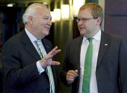 Moratinos, con el ministro estonio de Exteriores, Urmas Paet, en Tallin