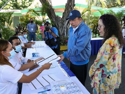 Daniel Ortega y Rosario Murillo acuden a emitir su voto durante la mañana de este domingo.