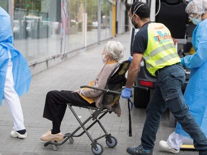 Traslado de ancianos con alto nivel de dependencia.