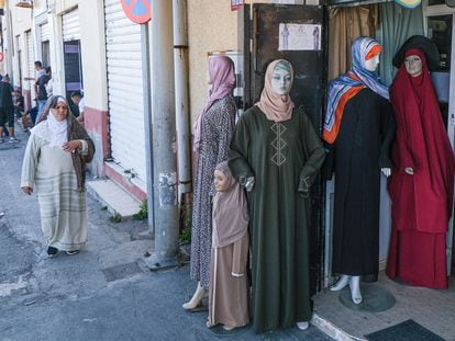 Ceuta 17/05/2022 Reportaje sobre las consecuencias de la apertura de la frontrera entre España y Marruecos, en la imagen tienda de ropa marroquí.    foto.ALEJANDRO RUESGA