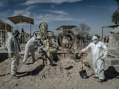 Trabajadores del panteón de San Efrén, en Ecatepec, Estado de México, sepultan a un hombre que murió por la covid, en febrero de 2021.