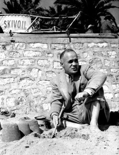 Jean Genet en la playa de Cannes, durante el festival de cine de 1957.