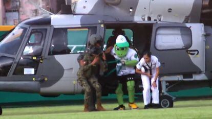 La mascota de los Olmecas de Tabasco, 'Pochichoco', desciende de un helicóptero de la secretaría de Marina, en Macuspana, Tabasco (México), el 11 de agosto de 2022.