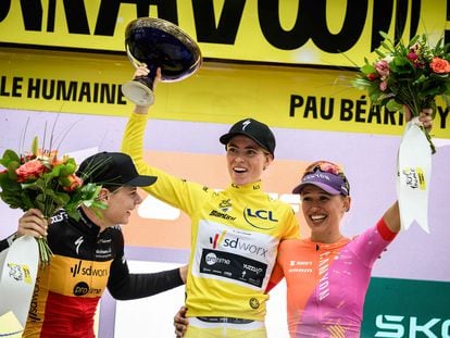 Kopecky, Vollering y Niewiadoma, de izquierda a derecha, en el podio final del Tour femenino de 2023.