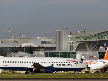 Un avión de British Airways en el aeropuerto de Gatwick.