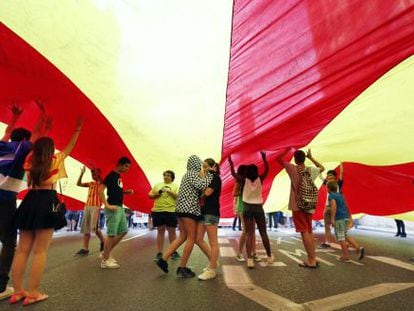 Los manifestantes portan una enorme &#039;senyera&#039; en la manifestaci&oacute;n del 9 d&#039;Octubre en Valencia. 