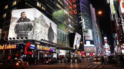 El cartel con la imagen del presidente cuelga de uno de los paneles de Times Square.