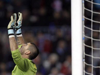 Víctor Valdés, durante un partido de su etapa en el Barcelona.