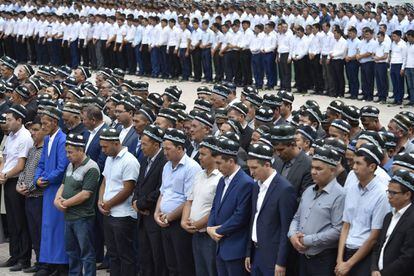 Ciudadanos uzbekos en el funeral de Karímov en Samarcanda el sábado.