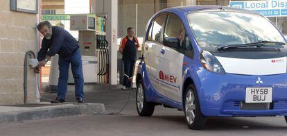 El coche el&eacute;ctrico en una gasolinera de Alcobendas.
 