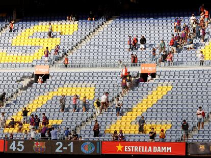 El público abandona el Camp Nou tras el partido de la tercera jornada de LaLiga disputado el pasado domingo.