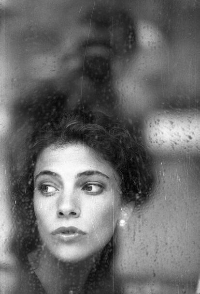 Maribel Verdú, fotografiada tras un cristal mojado por la lluvia en julio de 1997.