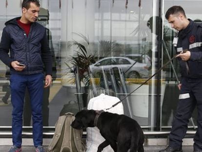  Polic&iacute;as turcos registran el equipaje de un pasajero en el aeropuerto de Ataturk en Estambul (Turqu&iacute;a) hoy, 23 de marzo de 2016. La seguridad se ha visto incrementada en aeropuertos de todo el mundo tras los atentados de ayer en Bruselas en los que fallecieron al menos 31 personas y m&aacute;s de 200 resultaron heridas.