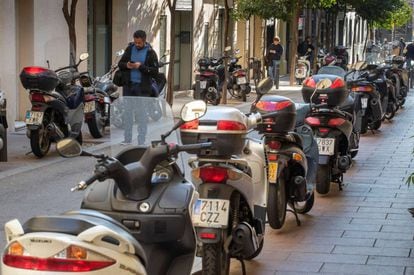 Motos aparcades a la vorera a Gràcia.