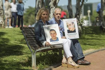 Rosa e Isidro muestran las fotos de su hijo Paco Molina, desaparecido en 2015 en el parque de Córdoba donde posan.  