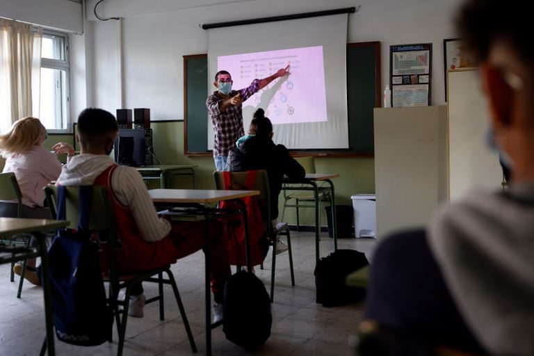 Los alumnos atienden las explicaciones del profesor en un aula del IES Gaspar Melchor de Jovellanos en Fuenlabrada (Madrid), el pasado mes de octubre.