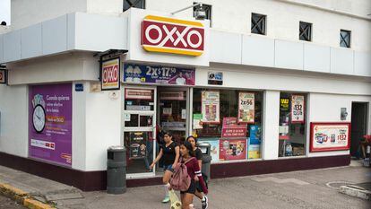 Tienda OXXO, propiedad de Femsa, en  Puerto Vallarta, Jalisco. Mexico.