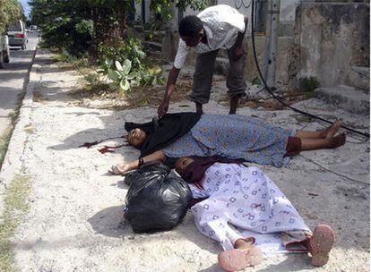Un somalí mira los cadáveres de una mujer y una niña, víctimas de los enfrentamientos en Mogadiscio.