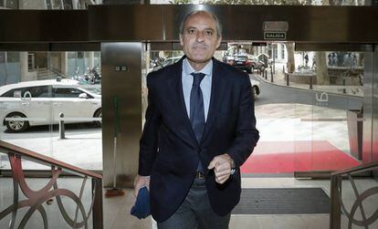 El expresidente de la Generalitat Valenciana Francisco Camps llega a la rueda de prensa en el hotel Astoria. 
