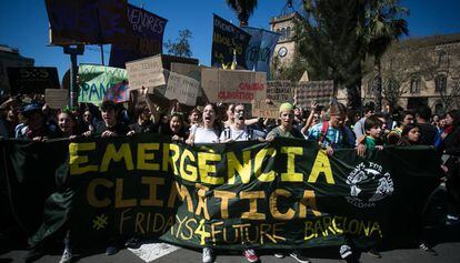 Estudiants es manifesten contra l'emergència climàtica el març passat.