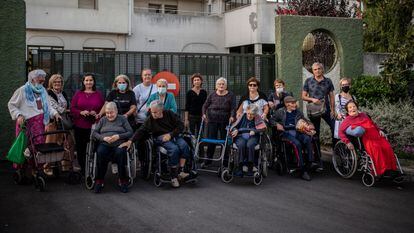 Familiares y residentes frente a la residencia pública de Alcorcón, este lunes por la tarde.