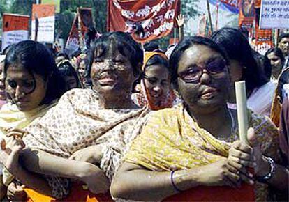 Un grupo de bengalíes torturadas con ácido se manifiestan en Dhaka en el Día de la Mujer.