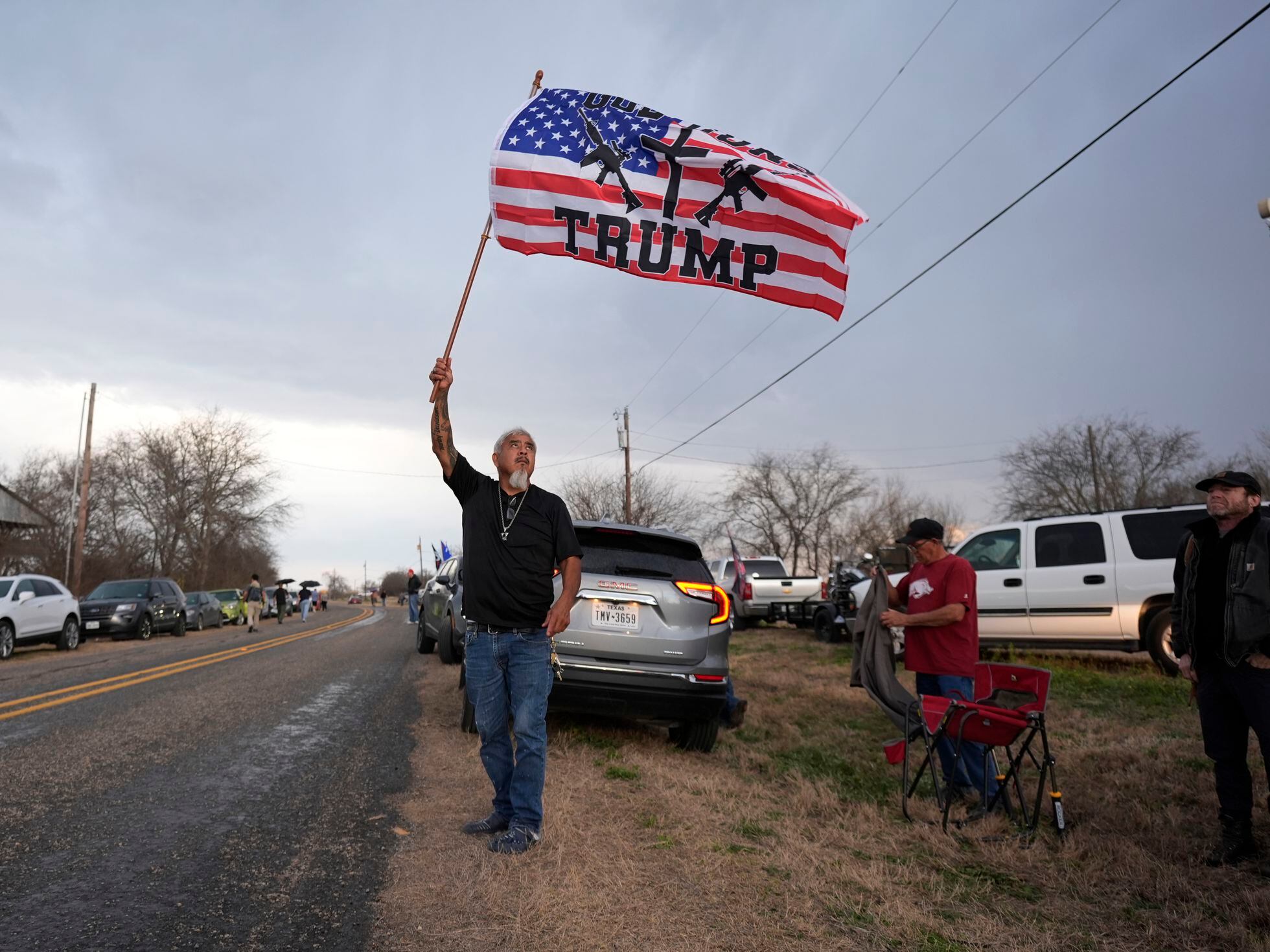 Una caravana de seguidores de Trump reclama el control de la