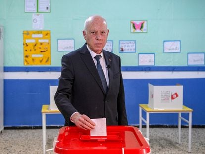 El presidente de Túnez, Kais Said, vota en las elecciones legislativas, el 17 de diciembre en Túnez