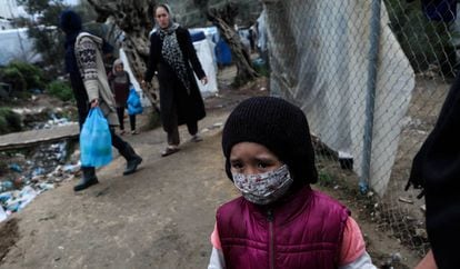 Una niña con mascarilla para protegerse de la Covid-19 en el campo de refugiados de Moria, en Grecia, el 2 de abril de 2020. 