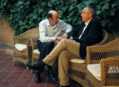 Fotografía facilitada por el PSOE del líder del PSOE, Alfredo Pérez Rubalcaba, conversando con el líder del PSC, Pere Navarro (d).