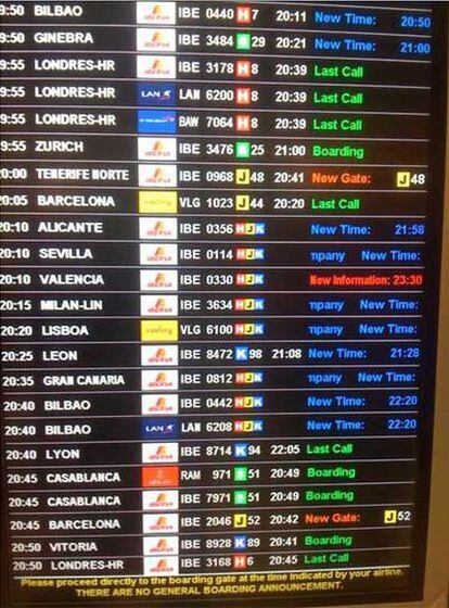 Imagen de un panel del aeropuerto que muestra los retrasos en los vuelos de Iberia
