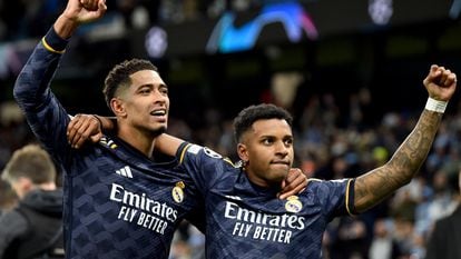 Manchester (United Kingdom), 17/04/2024.- Jude Bellingham (L) and Rodrygo of Real Madrid celebrate after the team won the penalty shoot-out of the UEFA Champions League quarter final, 2nd leg match between Manchester City and Real Madrid in Manchester, Britain, 17 April 2024. (Liga de Campeones, Reino Unido) EFE/EPA/PETER POWELL
