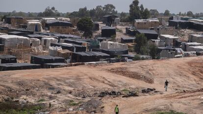 Asentamiento de migrantes en la localidad onubense de Palos de la Frontera un mes después del último incendio del 13 de mayo de 2023.