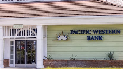 Vista de una sucursal de Pacific Western Bank en Huntington Beach (California, EE UU).