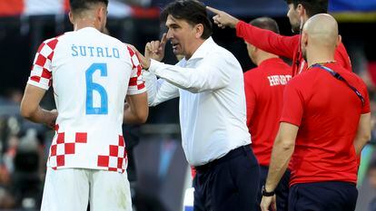 Zlatko Dalic da instrucciones a Sutalo durante el partido entre Croacia y Países Bajos de las semifinales de la Liga de las Naciones el pasado miércoles en Róterdam.