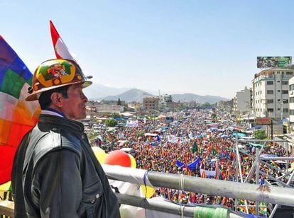 Un hombre con un casco del presidente Evo Morales en el acto de clausura